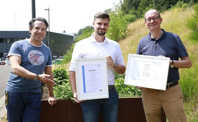 Herweck-Nachhaltigkeitsexperte Kevin Enders, eingerahmt von den Vorständen Jörg Herweck (li.) und Dieter Philippi (re.)