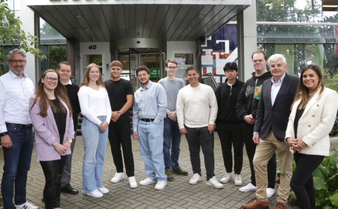 EP- Vorstand Karl Trautmann (2.ter v.r.) und Personalleiter Timo Stockem (1. v.l.) begrüßen zusammen mit Katharina Hübner (2.v.r.) und Katharina Keminer (1.v.r.) aus dem Team Recruiting die Ausbildungsstarter 2023.