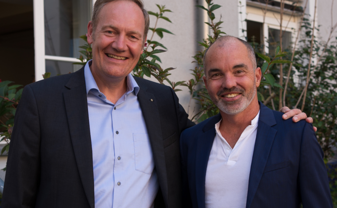 Patrick Müller (li.), Vorstand der Palmer AG und Olaf Reiter, Vorstand der Adesso Orange AG bei der Vertragsunterzeichnung am 21. August2023.