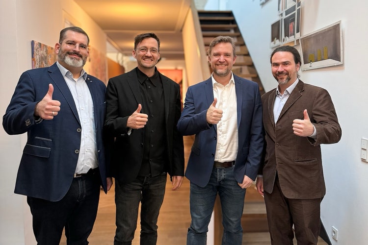 Ein Bild, das Kleidung, Person, Wand, Menschliches Gesicht enthält. Automatisch generierte Beschreibung