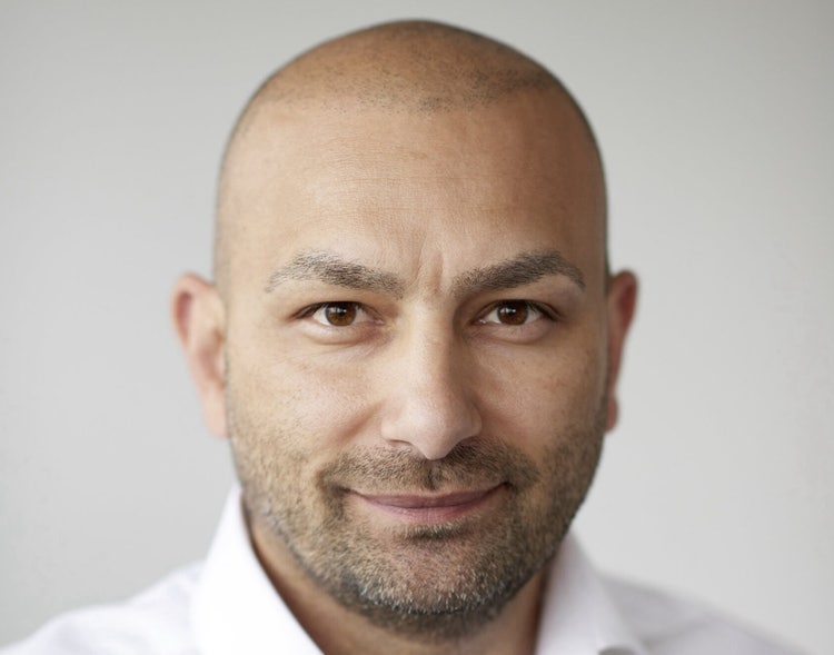 Ein Bild, das Menschliches Gesicht, Person, Vorderkopf, Mann enthält. Automatisch generierte Beschreibung