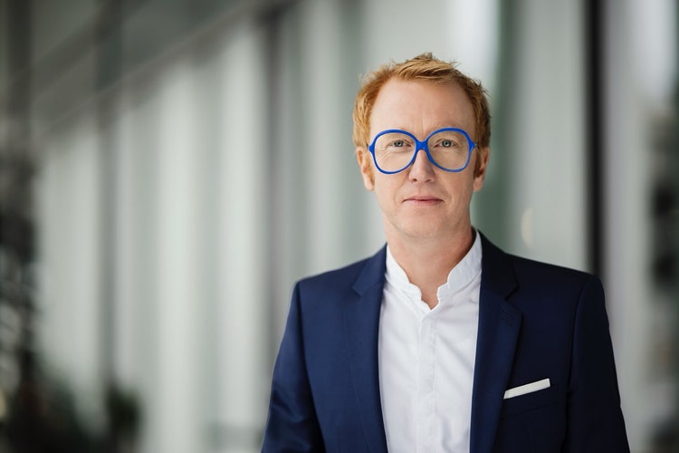 Ein Bild, das Menschliches Gesicht, Kleidung, Person, Formelle Kleidung enthält. Automatisch generierte Beschreibung