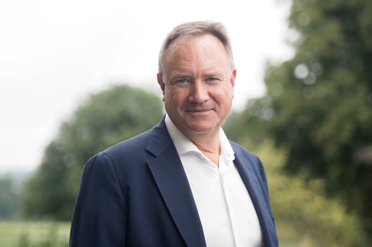 Ein Bild, das Person, Menschliches Gesicht, Kleidung, draußen enthält. Automatisch generierte Beschreibung
