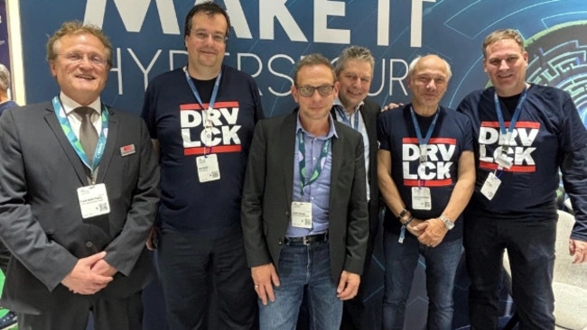 Ein Bild, das Kleidung, Person, Menschliches Gesicht, Anzug enthält. Automatisch generierte Beschreibung