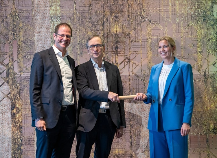 Ein Bild, das Kleidung, Person, Lächeln, Formelle Kleidung enthält. Automatisch generierte Beschreibung