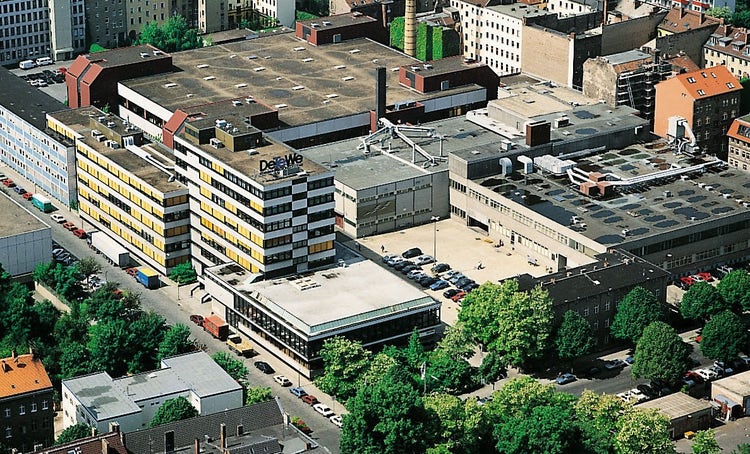 Ein Bild, das Gebäude, draußen, Baum, Städtebau enthält. Automatisch generierte Beschreibung