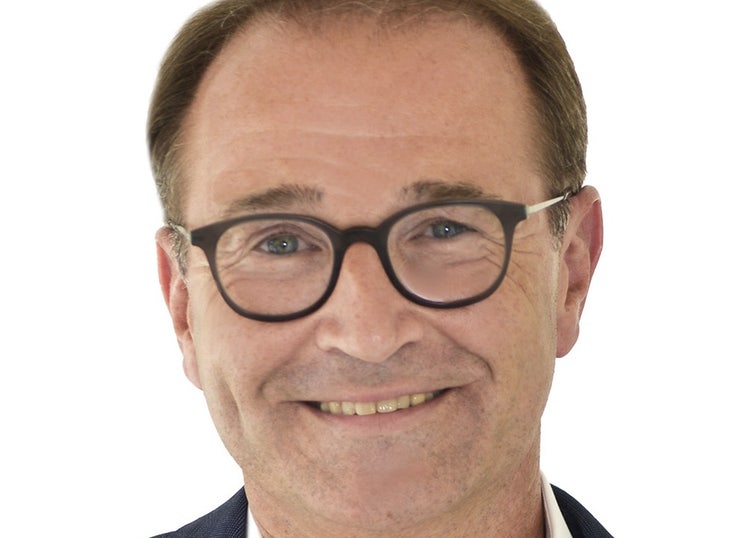 Ein Bild, das Menschliches Gesicht, Lächeln, Person, Vorderkopf enthält. Automatisch generierte Beschreibung
