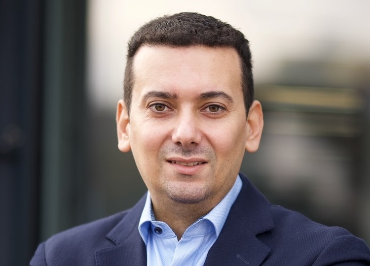 Ein Bild, das Menschliches Gesicht, Person, Kleidung, Mann enthält. Automatisch generierte Beschreibung