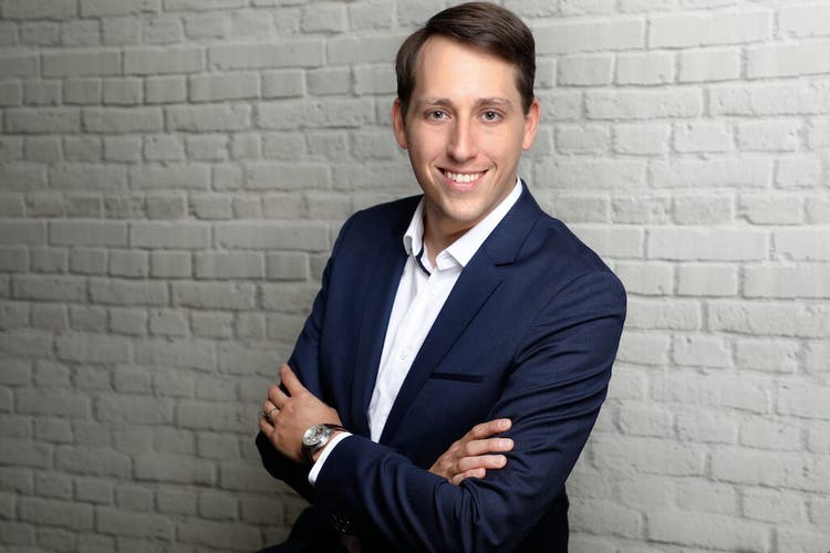 Ein Bild, das Person, Menschliches Gesicht, Wand, Kleidung enthält. Automatisch generierte Beschreibung