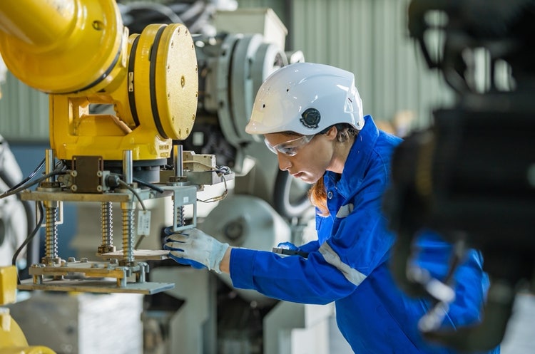 Ein Bild, das Kleidung, Person, Arbeitskleidung, Techniker enthält. Automatisch generierte Beschreibung