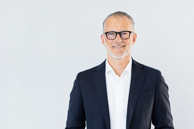 Ein Bild, das Menschliches Gesicht, Kleidung, Person, Mann enthält. Automatisch generierte Beschreibung