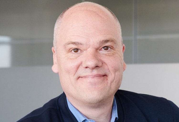 Ein Bild, das Menschliches Gesicht, Person, Kleidung, Kinn enthält. Automatisch generierte Beschreibung
