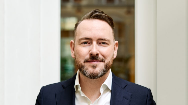 Ein Bild, das Menschliches Gesicht, Person, Mann, Kleidung enthält. Automatisch generierte Beschreibung