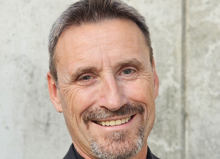 Ein Bild, das Menschliches Gesicht, Lächeln, Person, Vorderkopf enthält. Automatisch generierte Beschreibung