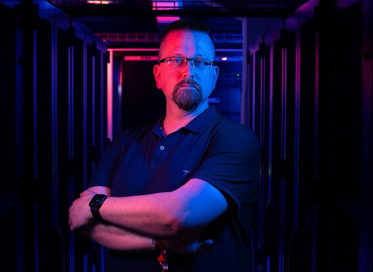 Ein Bild, das Person, Kleidung, Menschliches Gesicht, Mann enthält. Automatisch generierte Beschreibung