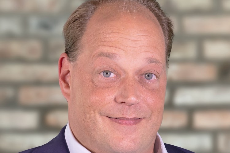 Ein Bild, das Menschliches Gesicht, Person, Vorderkopf, Kleidung enthält. Automatisch generierte Beschreibung