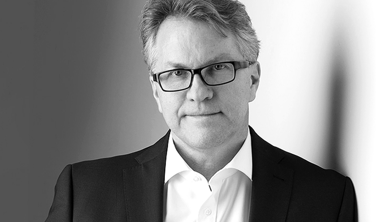 Ein Bild, das Menschliches Gesicht, Person, Krawatte, Porträt enthält. Automatisch generierte Beschreibung