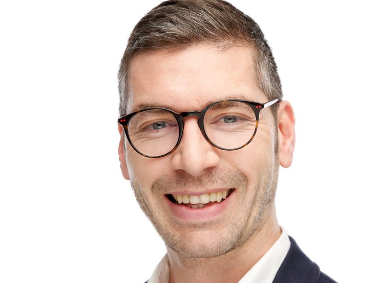Ein Bild, das Menschliches Gesicht, Person, Lächeln, Vorderkopf enthält. Automatisch generierte Beschreibung