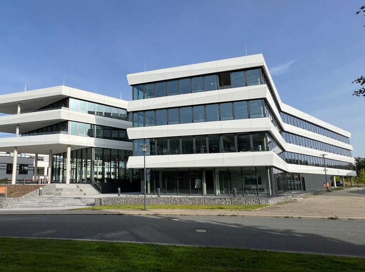 Ein Bild, das Himmel, draußen, Architektur, Eigentum enthält. Automatisch generierte Beschreibung