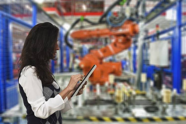 Ein Bild, das Person, Kleidung, Fabrik, Bautechnik enthält. Automatisch generierte Beschreibung