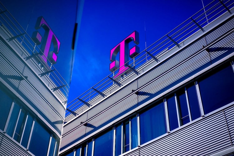 Ein Bild, das Gebäude, Fenster, Himmel, Blau enthält. Automatisch generierte Beschreibung