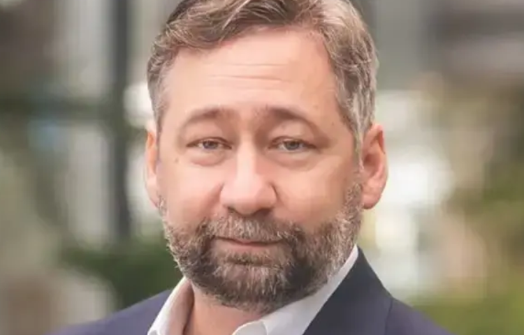 Ein Bild, das Menschliches Gesicht, Person, Mann, Bart enthält. Automatisch generierte Beschreibung