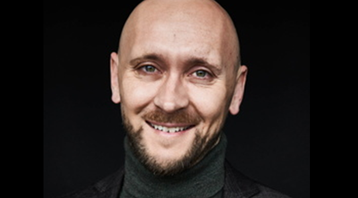 Ein Bild, das Menschliches Gesicht, Person, Vorderkopf, Kiefer enthält. Automatisch generierte Beschreibung