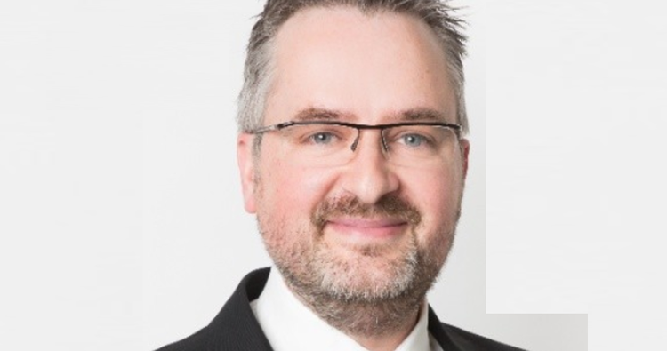 Ein Bild, das Menschliches Gesicht, Vorderkopf, Brille, Person enthält. Automatisch generierte Beschreibung