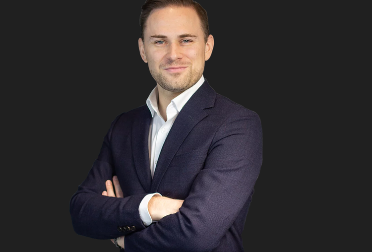 Ein Bild, das Person, Menschliches Gesicht, Formelle Kleidung, Mann enthält. Automatisch generierte Beschreibung