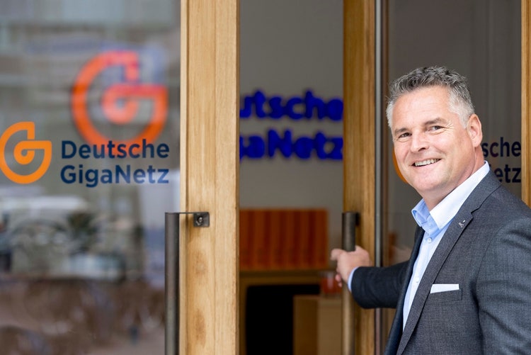 Ein Bild, das Kleidung, Person, Menschliches Gesicht, Lächeln enthält. Automatisch generierte Beschreibung