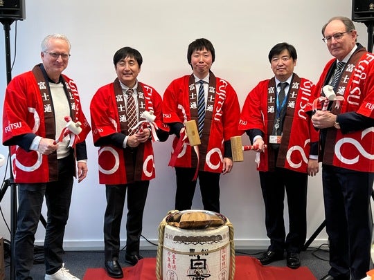 Ein Bild, das Kleidung, Person, Musikinstrument, Im Haus enthält. Automatisch generierte Beschreibung
