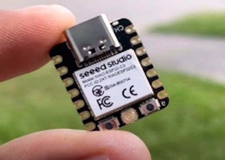 Ein Bild, das Elektronik, Person, draußen enthält. KI-generierte Inhalte können fehlerhaft sein.