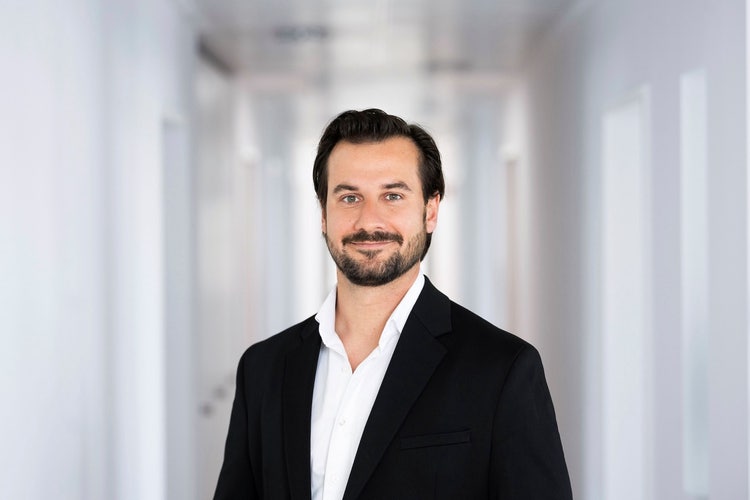 Ein Bild, das Menschliches Gesicht, Person, Mann, Kleidung enthält. KI-generierte Inhalte können fehlerhaft sein.