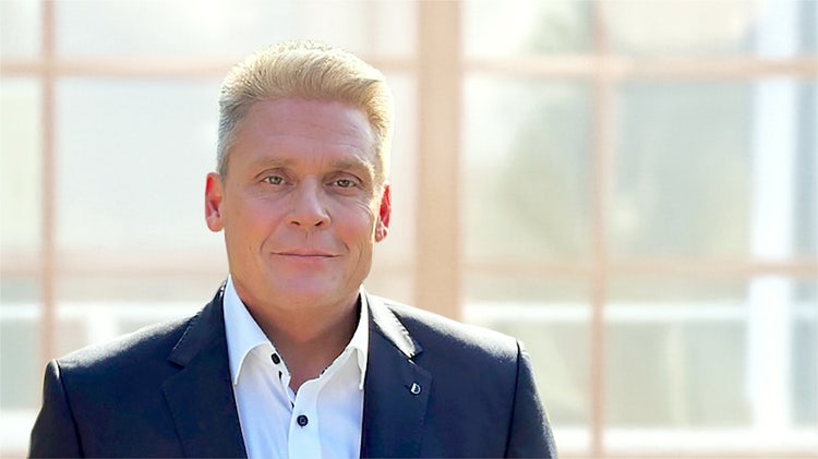 Ein Bild, das Menschliches Gesicht, Person, Kleidung, Shirt enthält. KI-generierte Inhalte können fehlerhaft sein.