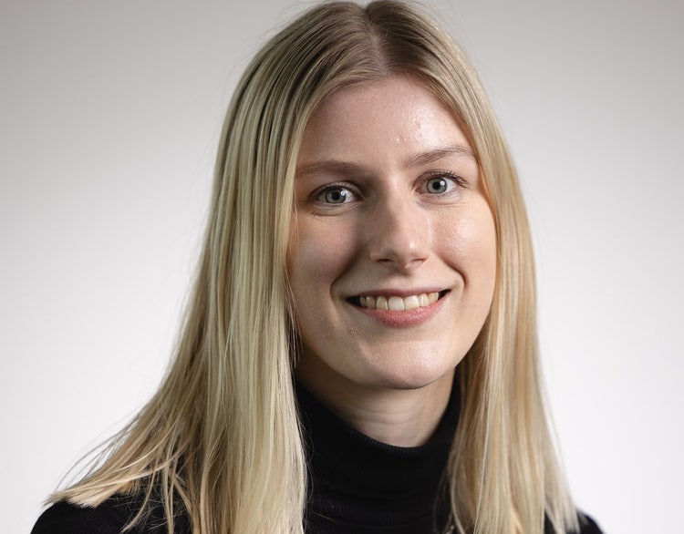 Ein Bild, das Menschliches Gesicht, Lächeln, Person, Kleidung enthält. KI-generierte Inhalte können fehlerhaft sein.