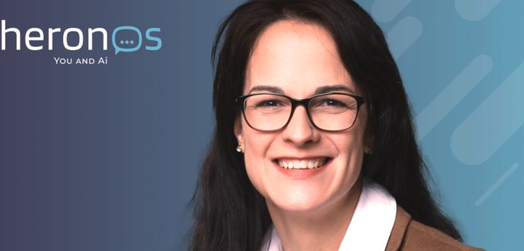 Ein Bild, das Menschliches Gesicht, Lächeln, Person, Kleidung enthält. KI-generierte Inhalte können fehlerhaft sein.