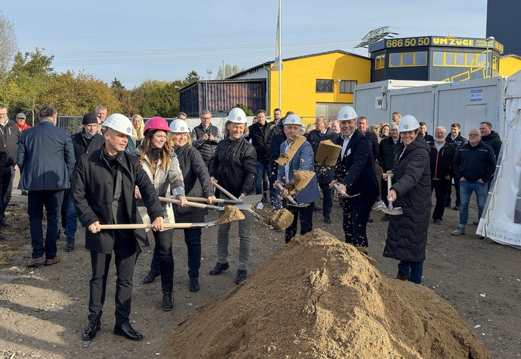 Ein Bild, das Kleidung, draußen, Himmel, Mann enthält. KI-generierte Inhalte können fehlerhaft sein.