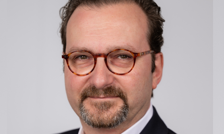 Ein Bild, das Menschliches Gesicht, Vorderkopf, Person, Mann enthält. KI-generierte Inhalte können fehlerhaft sein.