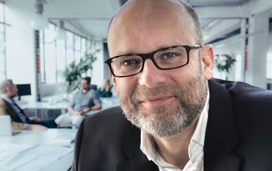Ein Bild, das Menschliches Gesicht, Person, Kleidung, Mann enthält. KI-generierte Inhalte können fehlerhaft sein.