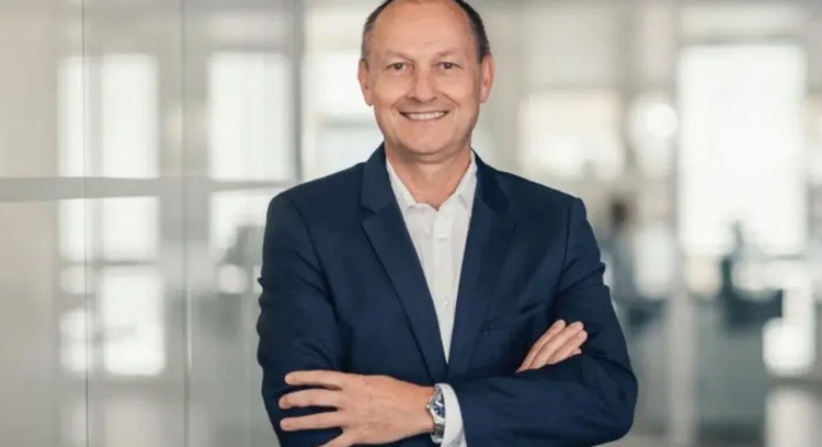 Ein Bild, das Person, Menschliches Gesicht, Kleidung, Lächeln enthält. KI-generierte Inhalte können fehlerhaft sein.