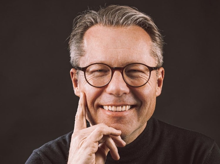 Ein Bild, das Menschliches Gesicht, Person, Lächeln, Vorderkopf enthält. KI-generierte Inhalte können fehlerhaft sein.