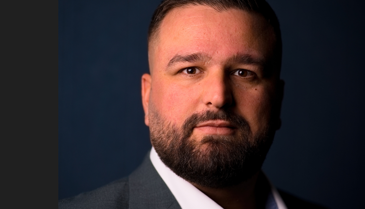 Ein Bild, das Menschliches Gesicht, Person, Mann, Vorderkopf enthält. KI-generierte Inhalte können fehlerhaft sein.