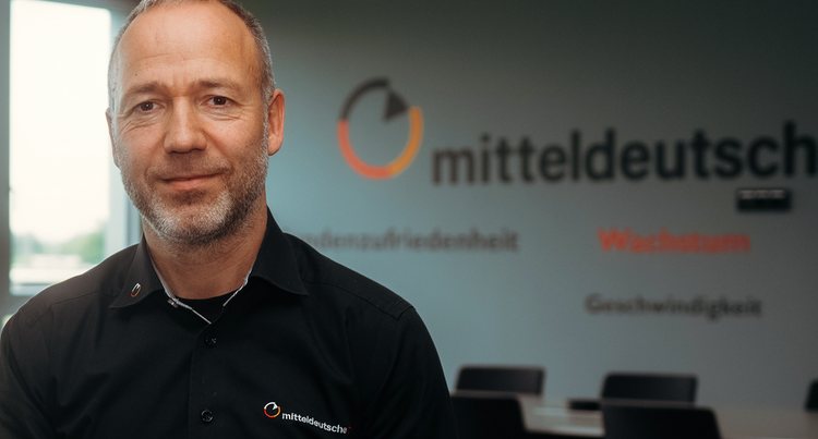 Ein Bild, das Menschliches Gesicht, Person, Kleidung, Mann enthält. KI-generierte Inhalte können fehlerhaft sein.