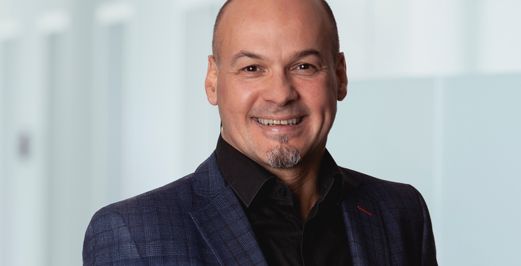 Ein Bild, das Menschliches Gesicht, Person, Lächeln, Kleidung enthält. KI-generierte Inhalte können fehlerhaft sein.