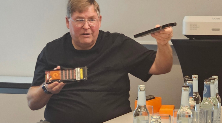 Ein Bild, das Person, Flasche, Im Haus, Wand enthält. KI-generierte Inhalte können fehlerhaft sein.