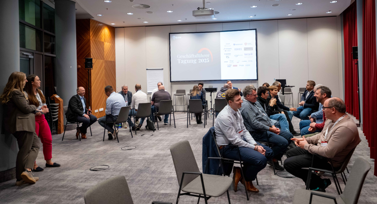 Ein Bild, das Kleidung, Im Haus, Person, Schuhwerk enthält. KI-generierte Inhalte können fehlerhaft sein.