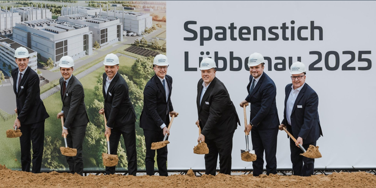 Ein Bild, das Kleidung, Mann, Anzug, draußen enthält. KI-generierte Inhalte können fehlerhaft sein.