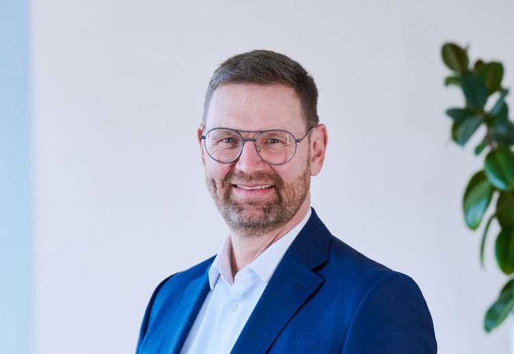 Ein Bild, das Menschliches Gesicht, Kleidung, Person, Lächeln enthält. KI-generierte Inhalte können fehlerhaft sein.