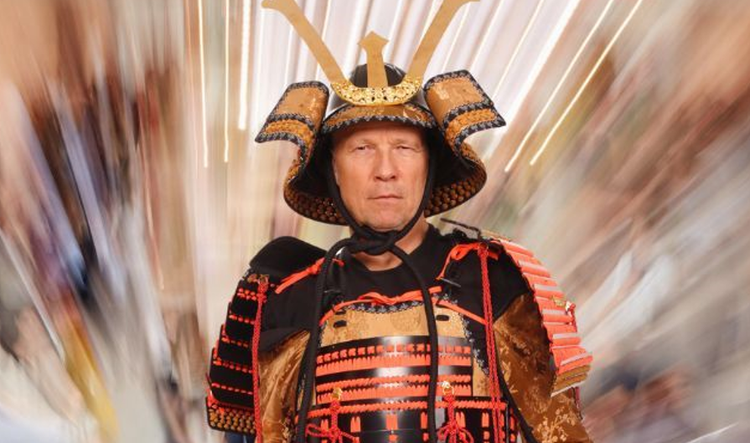 Ein Bild, das Menschliches Gesicht, Kleidung, Person, Modeaccessoire enthält. KI-generierte Inhalte können fehlerhaft sein.