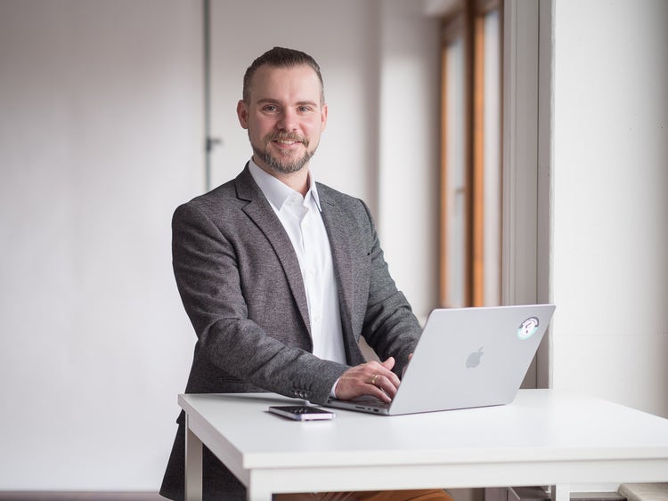 Ein Bild, das Person, Im Haus, Kleidung, Wand enthält. KI-generierte Inhalte können fehlerhaft sein.